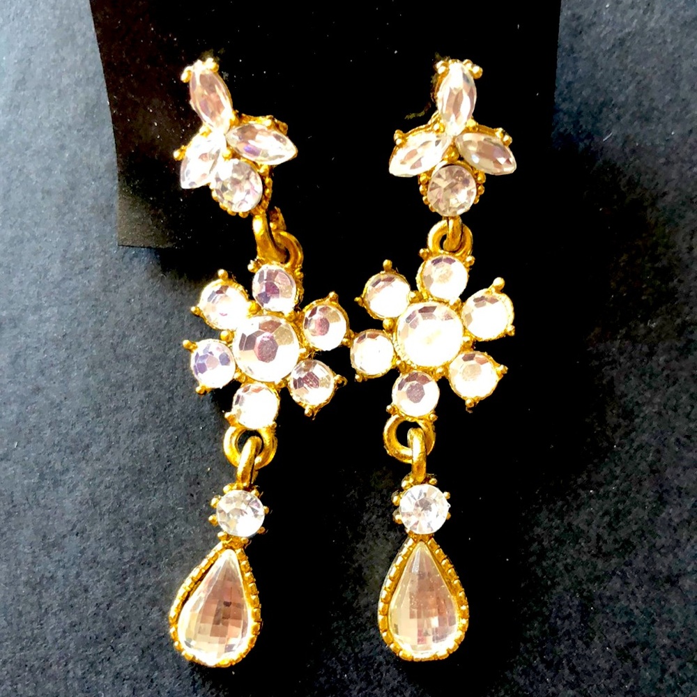 Brand cute, white and gold earrings